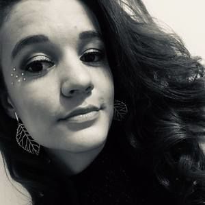 Meet your Posher, Larissa